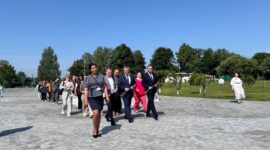 Участники V Форума медийного сообщества Беларуси возложили цветы к мемориалу «Детям — жертвам войны»