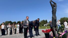 Участники V Форума медийного сообщества Беларуси возложили цветы к мемориалу «Детям — жертвам войны»