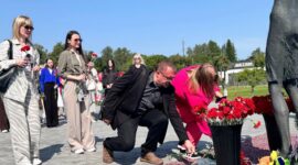 Участники V Форума медийного сообщества Беларуси возложили цветы к мемориалу «Детям — жертвам войны»