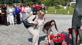 Участники V Форума медийного сообщества Беларуси возложили цветы к мемориалу «Детям — жертвам войны»