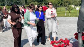 Участники V Форума медийного сообщества Беларуси возложили цветы к мемориалу «Детям — жертвам войны»