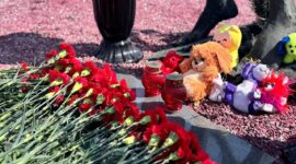 Участники V Форума медийного сообщества Беларуси возложили цветы к мемориалу «Детям — жертвам войны»