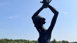 Участники V Форума медийного сообщества Беларуси возложили цветы к мемориалу «Детям — жертвам войны»