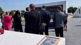 Участники V Форума медийного сообщества Беларуси возложили цветы к мемориалу «Детям — жертвам войны»