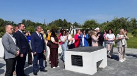 Участники V Форума медийного сообщества Беларуси возложили цветы к мемориалу «Детям — жертвам войны»