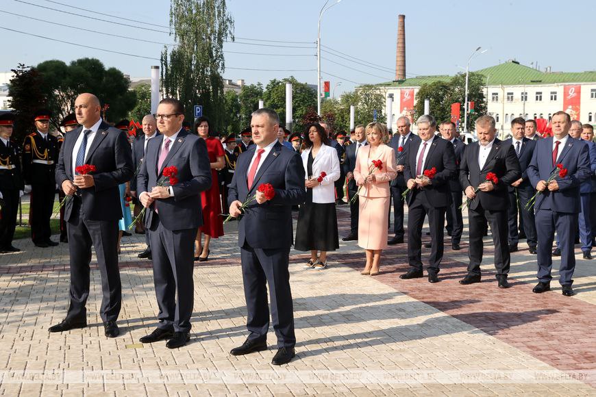 Второй день Медиафорума в Гомеле: участники возложили цветы к памятнику жертвам геноцида
