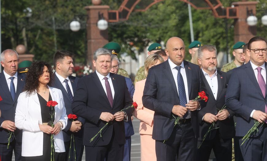 Второй день Медиафорума в Гомеле: участники возложили цветы к памятнику жертвам геноцида