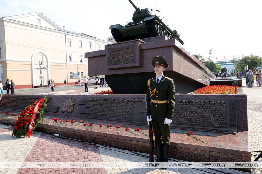 Второй день Медиафорума в Гомеле: участники возложили цветы к памятнику жертвам геноцида