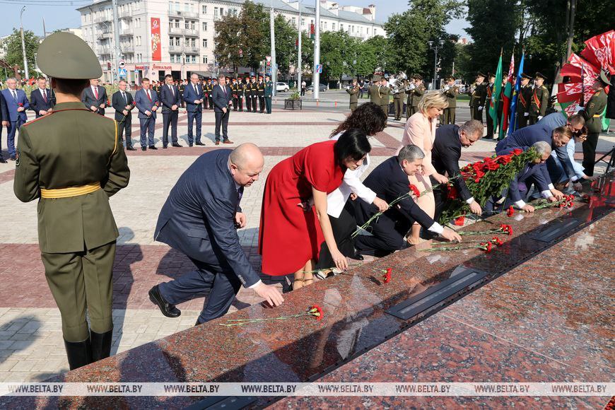 Второй день Медиафорума в Гомеле: участники возложили цветы к памятнику жертвам геноцида