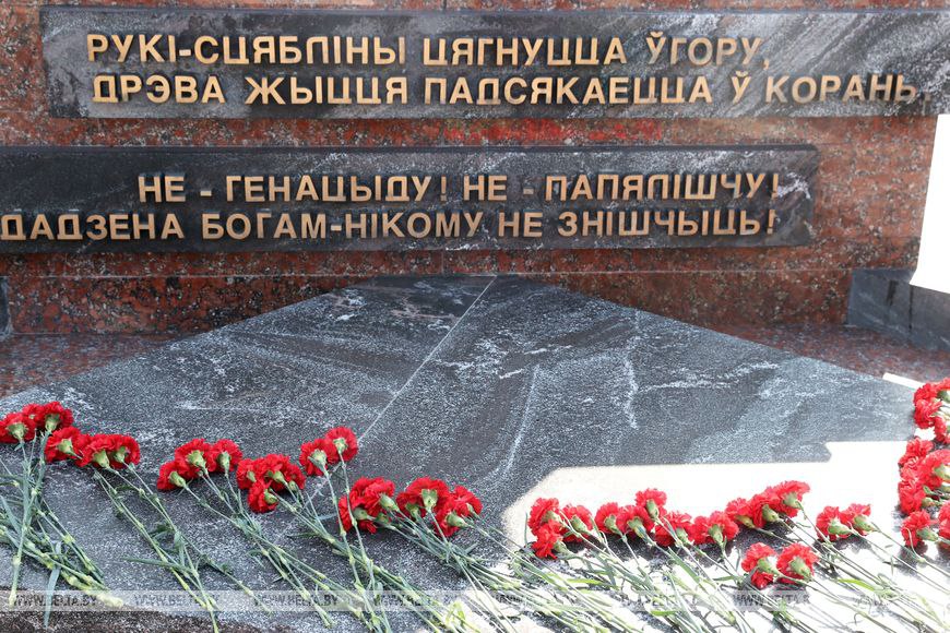 Второй день Медиафорума в Гомеле: участники возложили цветы к памятнику жертвам геноцида