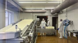 Видели как делают отечественный сыр для гурманов? СМИ Минщины посещают Нарочанский участок Минского молочного завода №1