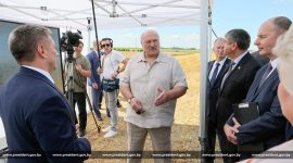 Александр Лукашенко в полях проинспектировал ход уборочной. Глава государства побывал в Смолевичском районе Минской области