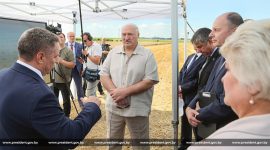 Александр Лукашенко в полях проинспектировал ход уборочной. Глава государства побывал в Смолевичском районе Минской области