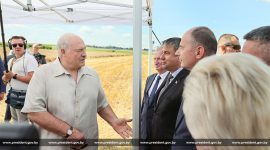 Александр Лукашенко в полях проинспектировал ход уборочной. Глава государства побывал в Смолевичском районе Минской области