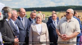 Александр Лукашенко в полях проинспектировал ход уборочной. Глава государства побывал в Смолевичском районе Минской области