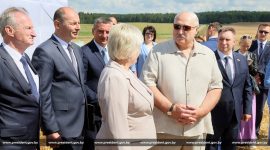 Александр Лукашенко в полях проинспектировал ход уборочной. Глава государства побывал в Смолевичском районе Минской области