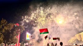 Культурно-патриотическая акция "Споем гимн вместе" и праздничный салют в Солигорске