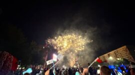 Культурно-патриотическая акция "Споем гимн вместе" и праздничный салют в Солигорске