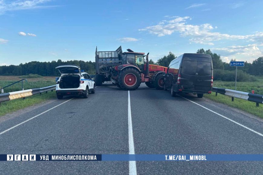 Трактор столкнулся с легковушкой в Солигорском районе, пострадал пассажир Мерседеса