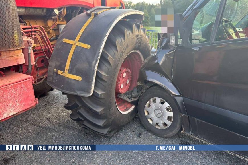 Трактор столкнулся с легковушкой в Солигорском районе, пострадал пассажир Мерседеса