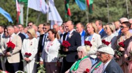 Районный митинг и возложение цветов к памятнику «Скорбящая мать». Фоторепортаж