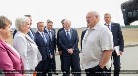 Александр Лукашенко посетил Смолевичский район, где лично проконтролировал ход уборочной кампании