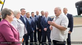 Александр Лукашенко посетил Смолевичский район, где лично проконтролировал ход уборочной кампании