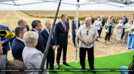 Александр Лукашенко посетил Смолевичский район, где лично проконтролировал ход уборочной кампании