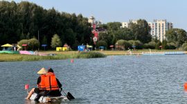 Заплыв на чем попало! Конкурс в рамках празднования дня города стартовал на детском пляже