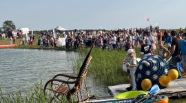 Заплыв на чем попало! Конкурс в рамках празднования дня города стартовал на детском пляже