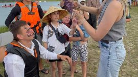 Заплыв на чем попало! Конкурс в рамках празднования дня города стартовал на детском пляже