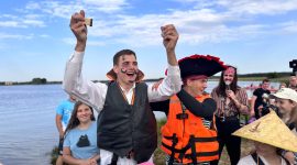 Заплыв на чем попало! Конкурс в рамках празднования дня города стартовал на детском пляже