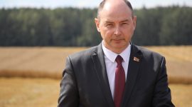 В честь 2 намолоченных миллионов тонн зерна от имени аграриев области губернатору сегодня передали символический сноп