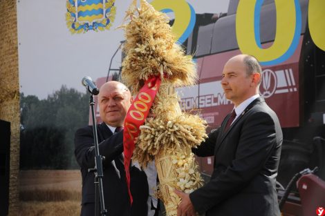 В честь 2 намолоченных миллионов тонн зерна от имени аграриев области губернатору сегодня передали символический сноп