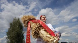 В честь 2 намолоченных миллионов тонн зерна от имени аграриев области губернатору сегодня передали символический сноп
