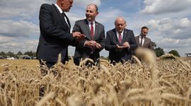 В честь 2 намолоченных миллионов тонн зерна от имени аграриев области губернатору сегодня передали символический сноп