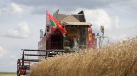 В честь 2 намолоченных миллионов тонн зерна от имени аграриев области губернатору сегодня передали символический сноп