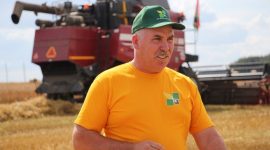 В честь 2 намолоченных миллионов тонн зерна от имени аграриев области губернатору сегодня передали символический сноп