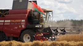 В честь 2 намолоченных миллионов тонн зерна от имени аграриев области губернатору сегодня передали символический сноп