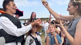 Заплыв на чем попало! Конкурс в рамках празднования дня города стартовал на детском пляже