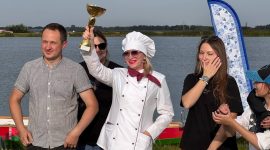 Заплыв на чем попало! Конкурс в рамках празднования дня города стартовал на детском пляже