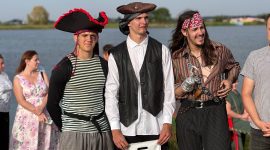 Заплыв на чем попало! Конкурс в рамках празднования дня города стартовал на детском пляже