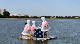 Заплыв на чем попало! Конкурс в рамках празднования дня города стартовал на детском пляже