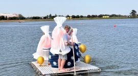 Заплыв на чем попало! Конкурс в рамках празднования дня города стартовал на детском пляже