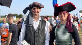 Заплыв на чем попало! Конкурс в рамках празднования дня города стартовал на детском пляже