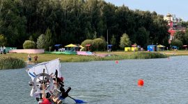 Заплыв на чем попало! Конкурс в рамках празднования дня города стартовал на детском пляже