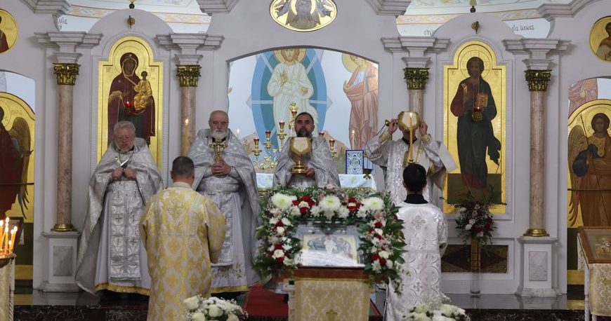 Православные верующие празднуют Преображение Господне - Яблочный Спас