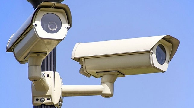 Камеры видеонаблюдения Республиканской системы мониторинга общественной безопасности, установленные в Солигорске, помогают сотрудникам ГАИ выявлять водителей и пешеходов, систематически нарушающих Правила дорожного движения. Так, с начала 2025 года, к ответственности привлечено более 400 человек. 🔴 172 водителя не имели права управления транспортным средством; 🔵 95 не предоставили преимущество в движении пешеходам на пешеходном переходе; 🔴29 водителей проигнорировали запрещающий красный сигнал светофора; 🔵18 «забыли» пристегнуться ремнем безопасности; 🔴 9 водителей управляли автомобилем отвлекаясь на разговоры по телефону, что запрещено Правилами дорожного движения. Мониторинг камер видеонаблюдения производится ежедневно, Госавтоинспекция призывает водителей и пешеходов к соблюдению Правил дорожного движения! Будьте внимательны и уважительны по отношению к другим участникам дорожного движения!