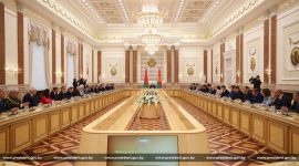 Александр Лукашенко проводит большую встречу с идеологическим активом, историческим и экспертным сообществом, посвященную Дню народного единства