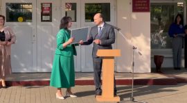 Анатолий Лодыга вручил сертификат на 45000 рублей директору средней школы №3 г. Солигорска